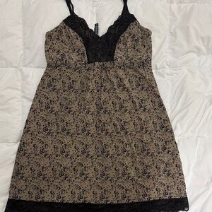 Chic Floral Lace Chemise in Black and Tan